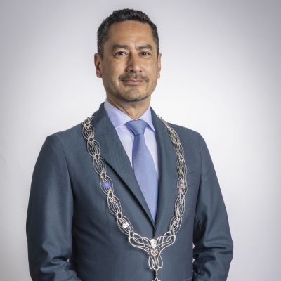 Burgemeester Harald Bergmann van Schiedam - officiele portretfoto april 2024